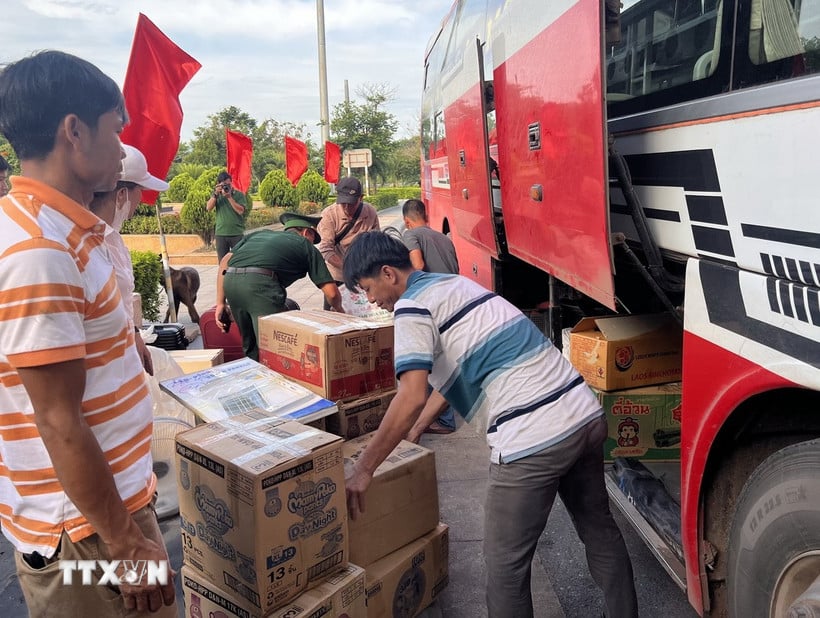 ឆ្មាំព្រំដែននៅច្រកទ្វារព្រំដែនអន្តរជាតិឡាវបាវ ត្រួតពិនិត្យយានយន្ត ទំនិញ និងអីវ៉ាន់ចូល និងចេញពីប្រទេស។ (រូបថត៖ Nguyen Linh/VNA)