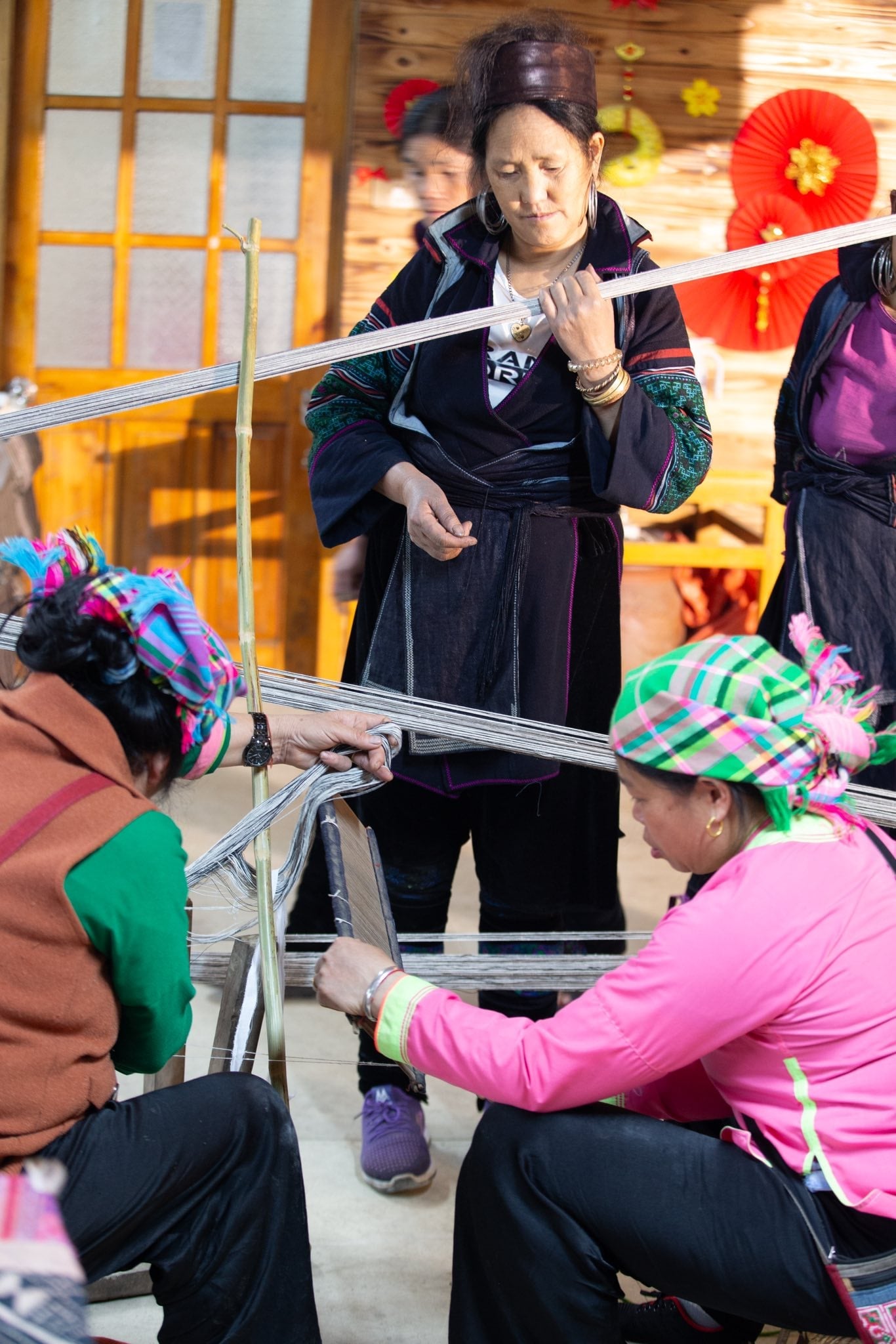 Leden van de Muong Hoa Coöperatie demonstreren spintechnieken. Foto: Muong Hoa Coöperatie. Các thành viên HTX Mường Hoa biểu diễn kĩ thuật se vải. Ảnh: HTX Mường Hoa.