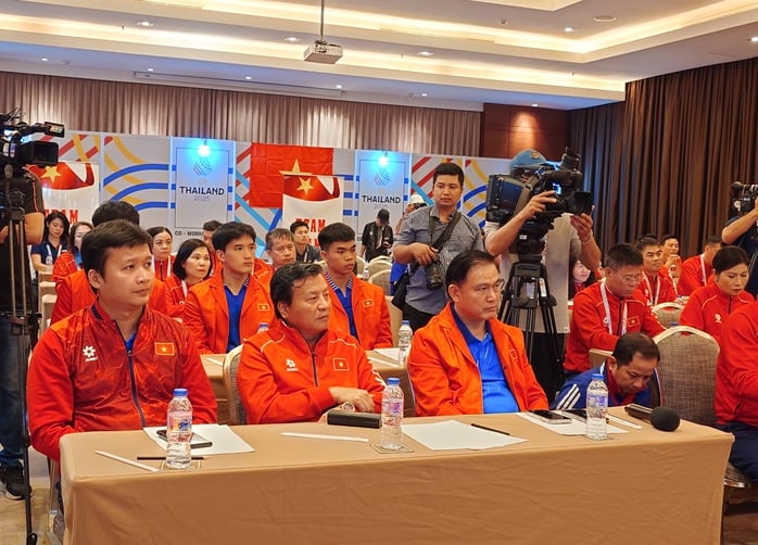 Bộ trưởng Nguyễn Văn Hùng thăm và động viên Đoàn Thể thao Việt Nam tại SEA Games 33 - Ảnh 2.