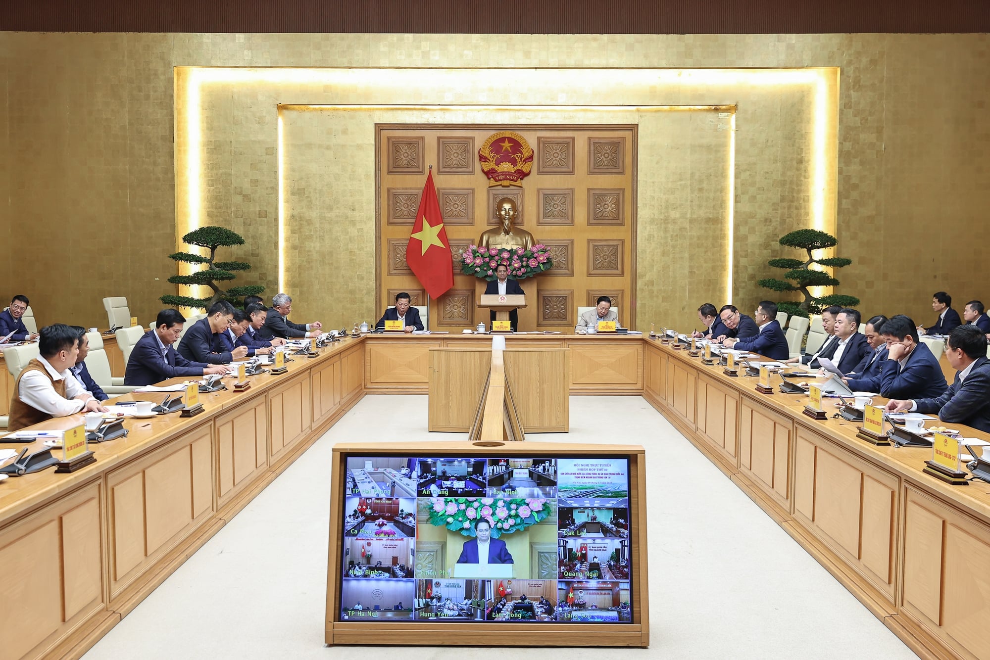 Prim-ministrul Pham Minh Chinh prezidează cea de-a 22-a reuniune a Comitetului director de stat pentru proiecte și lucrări naționale importante, esențiale pentru sectorul transporturilor - Foto: VGP/Nhat Bac