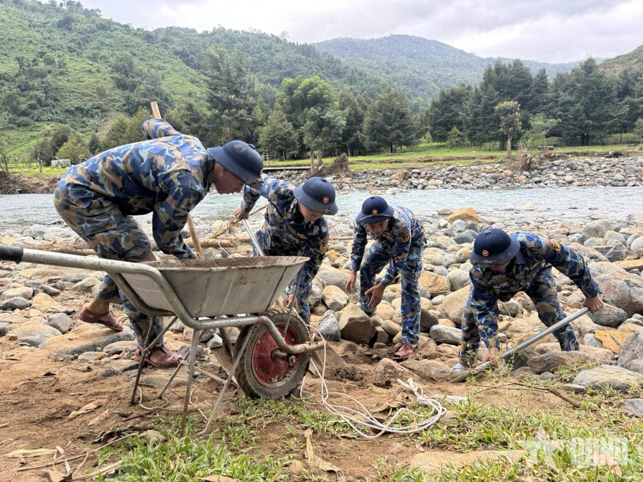 A csapat kihasználta a helyben elérhető anyagokat, hogy időt és költségeket takarítson meg, valamint felgyorsítsa az építkezés folyamatát.