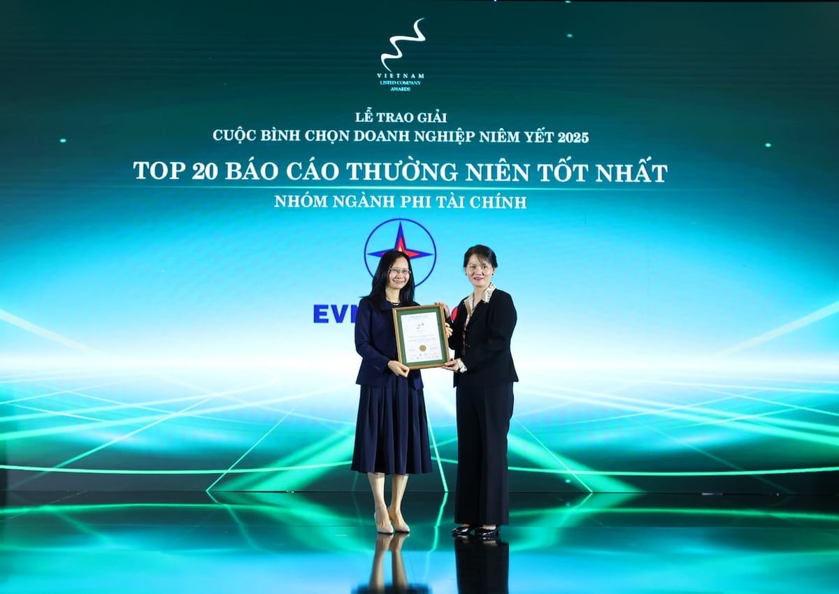 Fru Nguyen Thi Thanh Huong, assisterende generaldirektør for økonomi – finans, som representerer EVNGENCO3, mottok prisen for de 20 beste årsrapportene – ikke-finansiell sektor. Foto: EVNGENCO3. Bà Nguyễn Thị Thanh Hương, Phó Tổng Giám đốc Kinh tế - Tài chính, đại điện EVNGENCO3 nhận giải thưởng Top20 Báo cáo thường niên tốt nhất - nhóm ngành phi tài chính. Ảnh: EVNGENCO3.