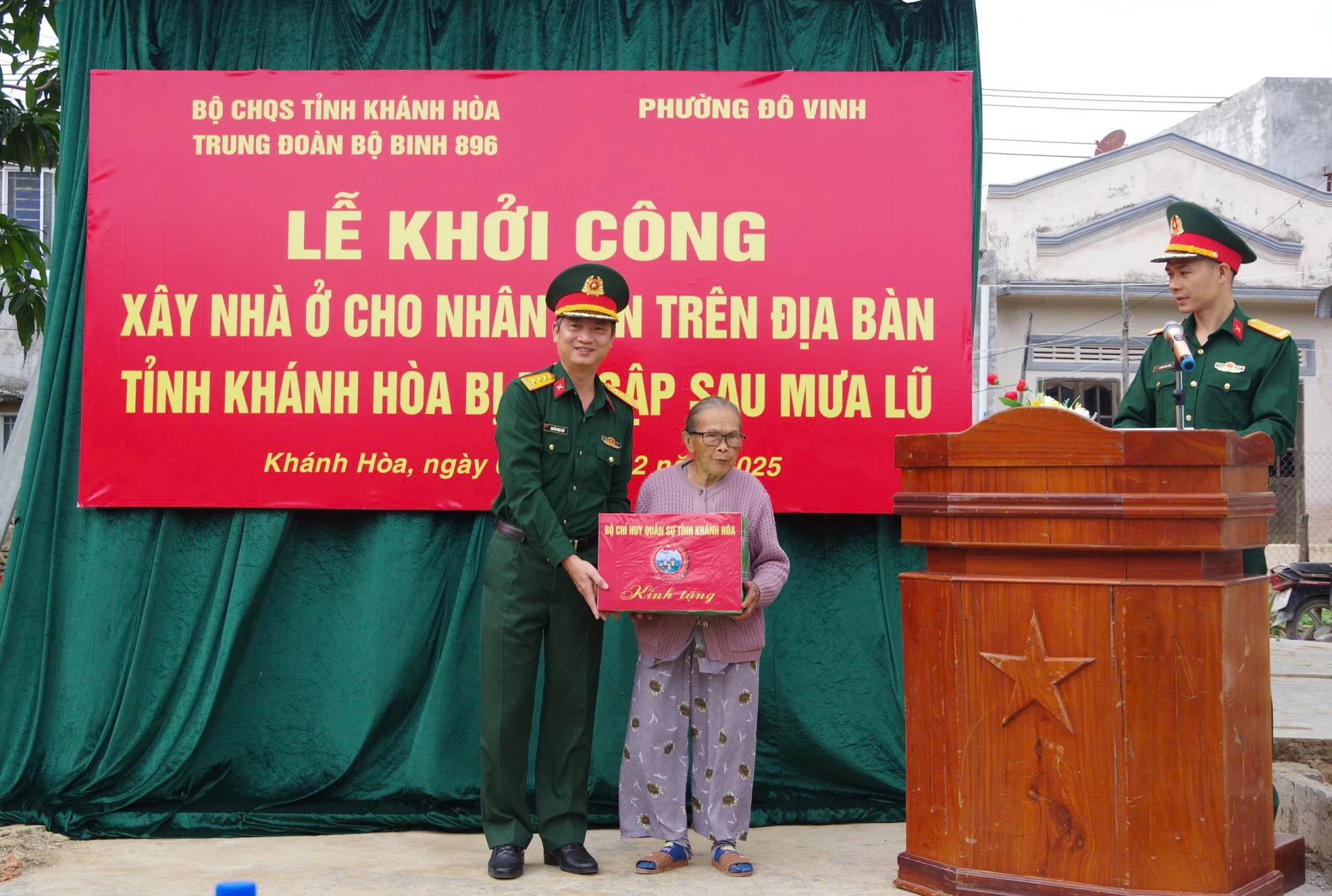 Представники військового командування провінції Кханьхоа вручили пані Да подарунки.