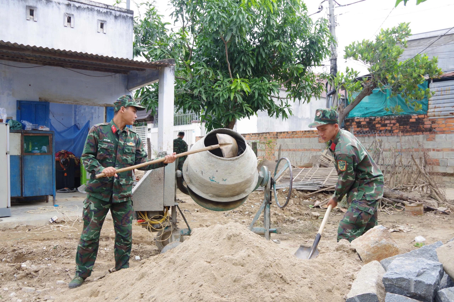 Офіцери та солдати 896-го піхотного полку підтримують будівництво будинків для домогосподарств.
