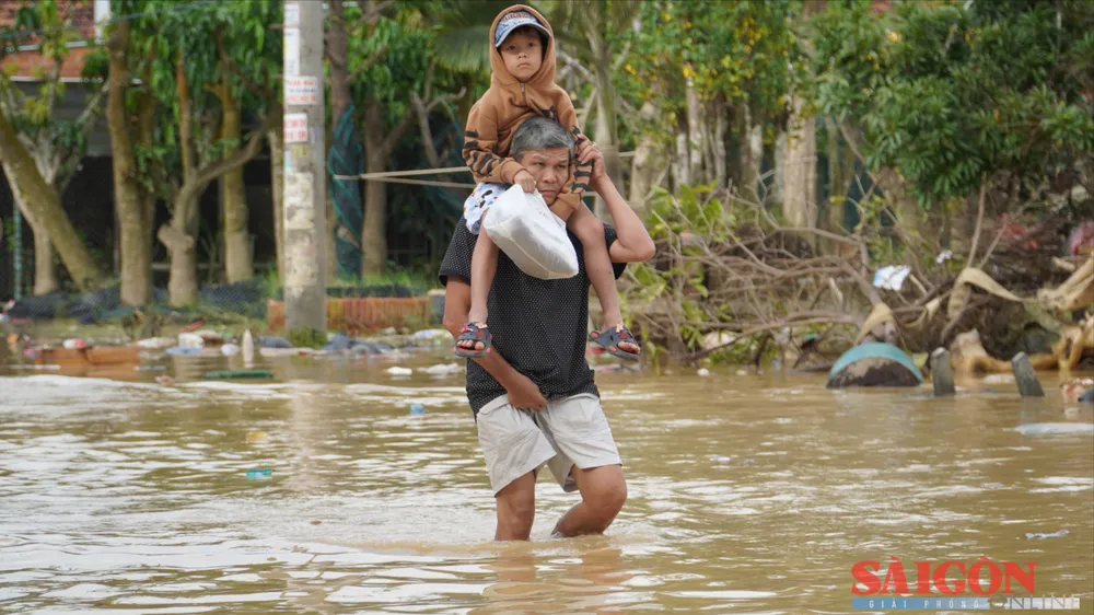 Tay Nha Trang وارڈ میں 4 دسمبر کو شدید بارش کے بعد کئی مقامات پر پانی بھر گیا تھا۔ تصویر: HIEU GIANG
