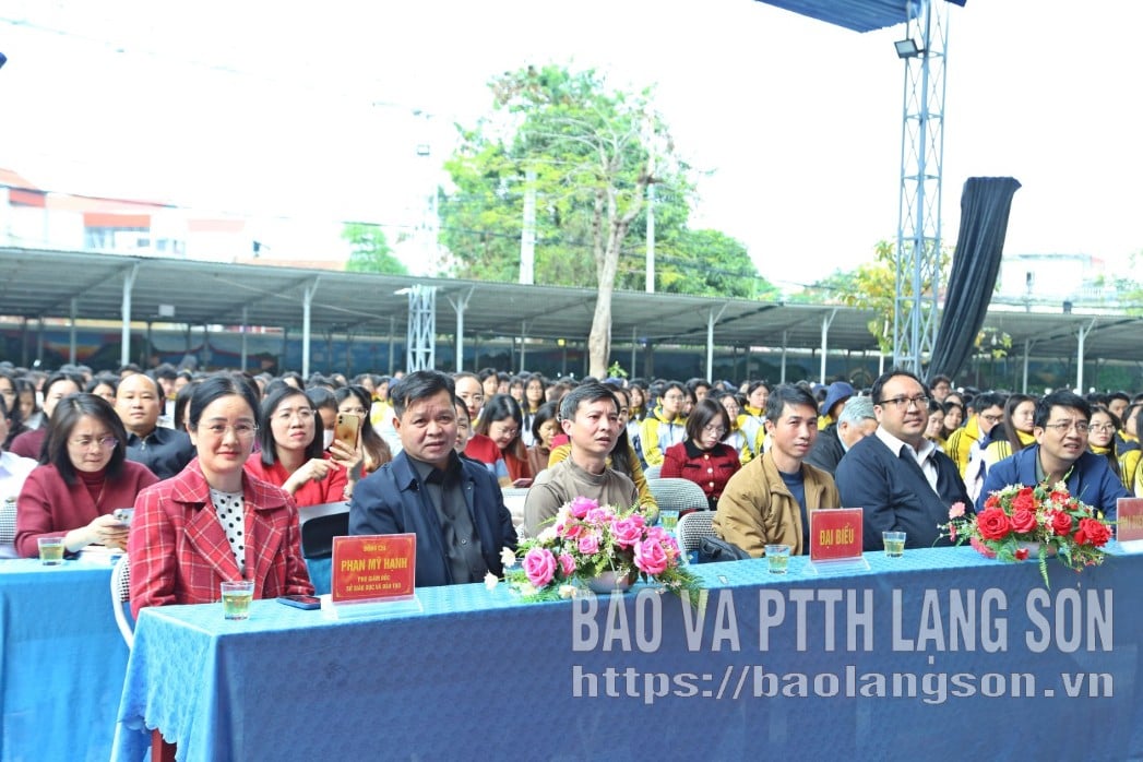 Delegater som deltar i lanseringsceremonin