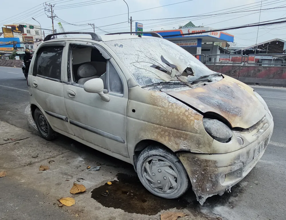 Auto začalo hořet a bylo zcela zničeno.
