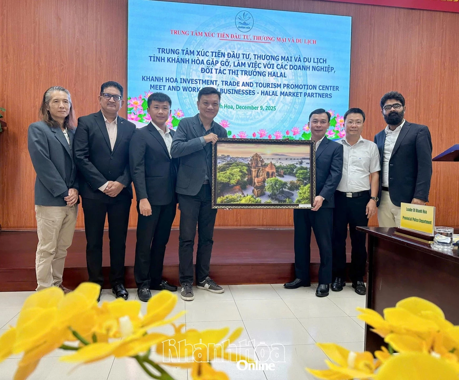 روسای مرکز استانی توسعه سرمایهگذاری، تجارت و گردشگری، هدایایی به عنوان سوغات به هیئت کاری اهدا کردند.