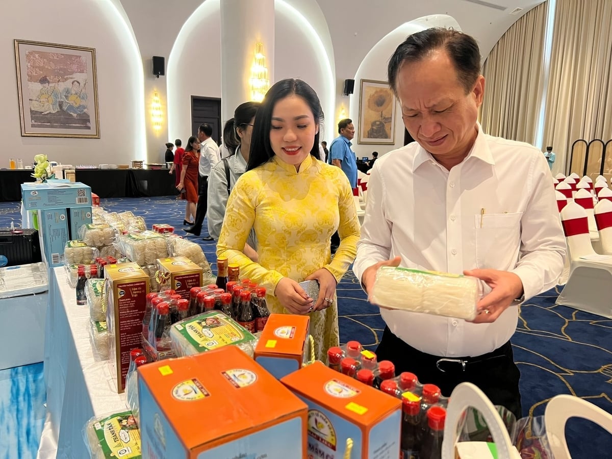 صوبائی پارٹی کمیٹی کے ڈپٹی سیکرٹری، Ca Mau صوبے کی پیپلز کونسل کے چیئرمین مسٹر فام وان تھیو نے OCOP بوتھ کا دورہ کیا۔ تصویر: Trong Linh. Ông Phạm Văn Thiều, Phó Bí thư Tỉnh ủy, Chủ tịch HĐND tỉnh Cà Mau tham quan gian hàng OCOP. Ảnh: Trọng Linh.