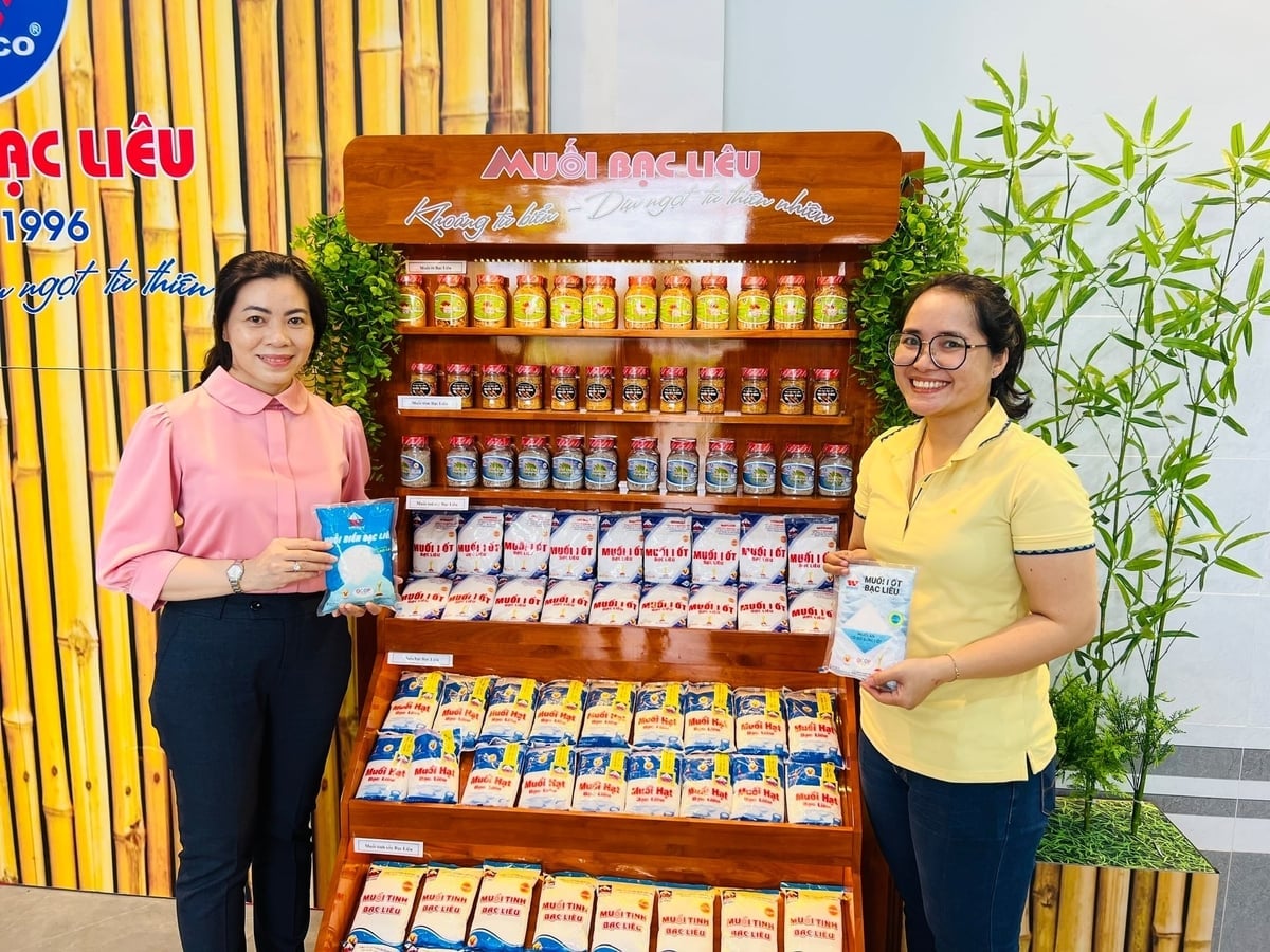 OCOP پروڈکٹ Bac Lieu Salt۔ تصویر: Trong Linh. Sản phẩm OCOP Muối Bạc Liêu. Ảnh: Trọng Linh.