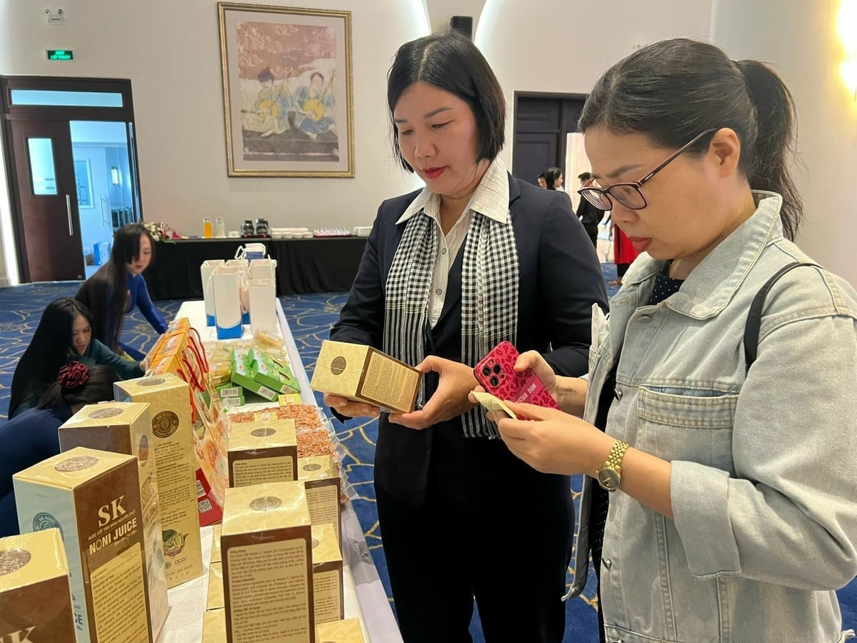 Ca Mau صوبے میں اس وقت 147 اداروں کی 316 OCOP پروڈکٹس ہیں، جن میں سے 100% ادارے ضوابط کے مطابق غذائی تحفظ کے حالات کو یقینی بناتے ہیں۔ تصویر: Trong Linh. Toàn tỉnh Cà Mau hiện có 316 sản phẩm OCOP của 147 chủ thể, trong đó 100% chủ thể đảm bảo điều kiện an toàn thực phẩm theo quy định. Ảnh: Trọng Linh.