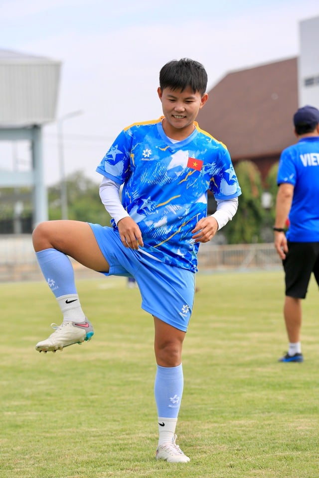 บิช ทุย กองกลางระงับความเศร้าโศกไว้: 'ยิ่งสถานการณ์ยากลำบากมากเท่าใด ทีมหญิงเวียดนามก็จะสร้างปาฏิหาริย์ได้มากขึ้นเท่านั้น' - ภาพที่ 1 Tiền vệ Bích Thùy nén nỗi buồn: 'Càng ở thế khó, đội tuyển nữ Việt Nam càng làm nên kỳ tích'- Ảnh 1.