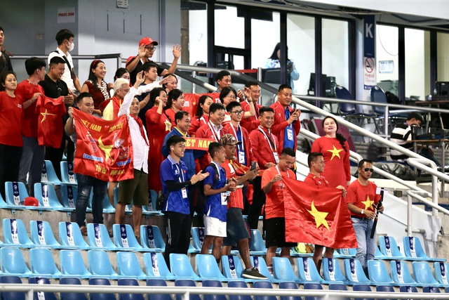 บิช ทุย กองกลางระงับความเศร้าโศกไว้: 'ยิ่งสถานการณ์ยากลำบากมากเท่าใด ทีมหญิงเวียดนามก็ยิ่งสร้างปาฏิหาริย์ได้มากขึ้นเท่านั้น' - ภาพที่ 4 Tiền vệ Bích Thùy nén nỗi buồn: 'Càng ở thế khó, đội tuyển nữ Việt Nam càng làm nên kỳ tích'- Ảnh 4.