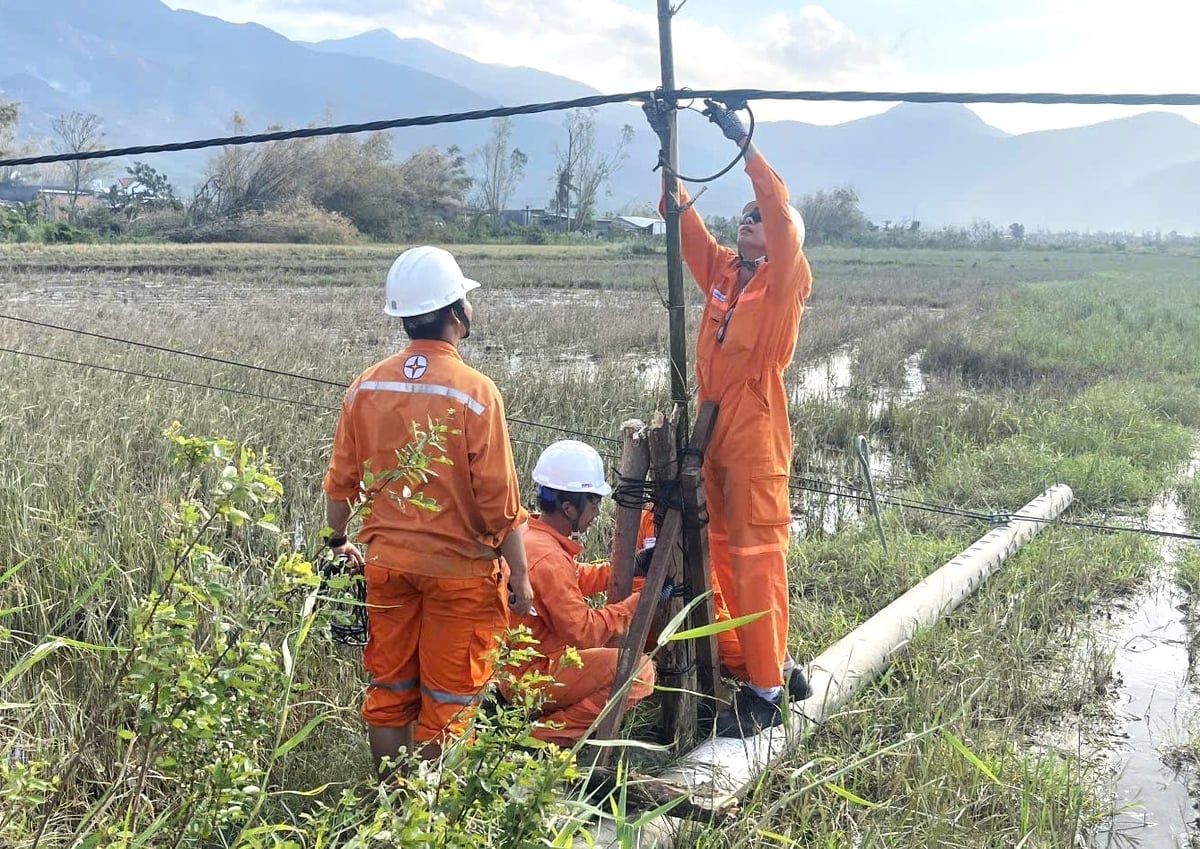 EVNGENCO3 के स्वयंसेवक, डाक लाक और जिया लाई प्रांतों में लोगों के लिए बिजली आपूर्ति जल्द से जल्द बहाल करने के लिए EVNCPC के साथ मिलकर दिन-रात काम कर रहे हैं। फोटो: EVNGENCO3 Lực lượng tình nguyện EVNGENCO3 nỗ lực làm việc ngày đêm phối hợp cùng EVNCPC để sớm khôi phục cấp điện cho bà con các tỉnh Đắk Lắk, Gia Lai. Ảnh: EVNGENCO3.