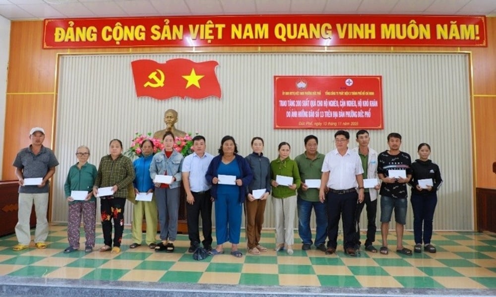निगम के ट्रेड यूनियन के उपाध्यक्ष और डुक फो कम्यून (क्वांग न्गाई) की जन समिति के प्रतिनिधि श्री फान बुउ दाओ ने परिवारों को उपहार भेंट किए। फोटो: EVNGENCO3 Ông Phan Bửu Đảo - Phó Chủ tịch Công đoàn Cơ quan Tổng Công ty và đại diện UBND xã Đức Phổ (Quảng Ngãi) trao quà cho các hộ dân. Ảnh: EVNGENCO3.