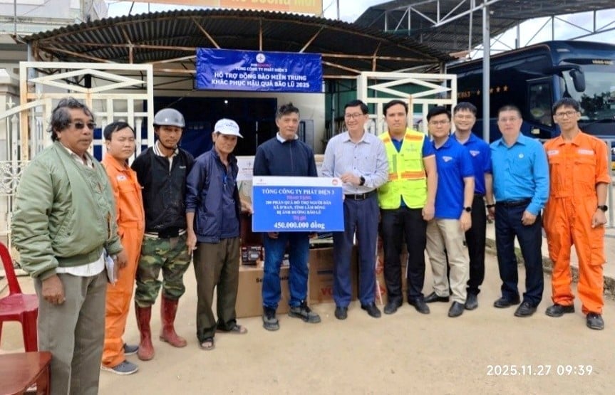 EVNGENCO3 ट्रेड यूनियन के अध्यक्ष श्री वु क्वांग सांग ने EVNGENCO3 यूथ यूनियन और विन्ह टैन थर्मल पावर कंपनी के प्रतिनिधियों के साथ मिलकर लाम डोंग प्रांत की डी'रान कम्यून पीपुल्स कमेटी के प्रतिनिधि को एक प्रतीकात्मक समर्थन पट्टिका भेंट की। फोटो: EVNGENCO3 Ông Vũ Quang Sáng - Chủ tịch Công đoàn EVNGENCO3 cùng đại diện Đoàn Thanh niên EVNGENCO3, Công ty Nhiệt điện Vĩnh Tân trao bảng tượng trưng hỗ trợ cho đại diện UBND xã D’Ran, tỉnh Lâm Đồng. Ảnh: EVNGENCO3.