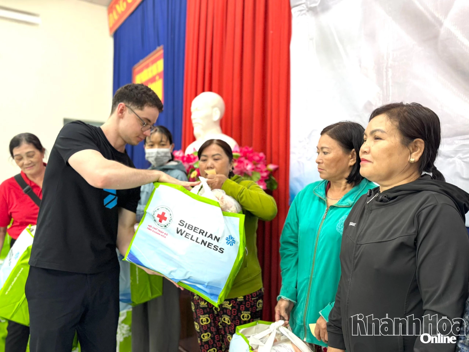 En representant för Siberian Health International Company överlämnade gåvor till folket