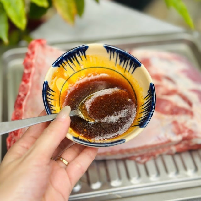 Restaurangstandardgrillade revben hemma: Hemligheten med att göra dem möra och väldoftande med bara en ångfritös - Bild 3. Sườn nướng chuẩn nhà hàng tại gia: Bí quyết mềm mọng, thơm lừng chỉ với nồi chiên hơi nước - Ảnh 3.