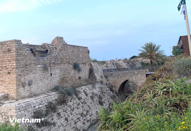 Cesareia – Herança Romana na Costa Mediterrânea de Israel Cesarea – Di sản La Mã bên bờ Địa Trung Hải Israel