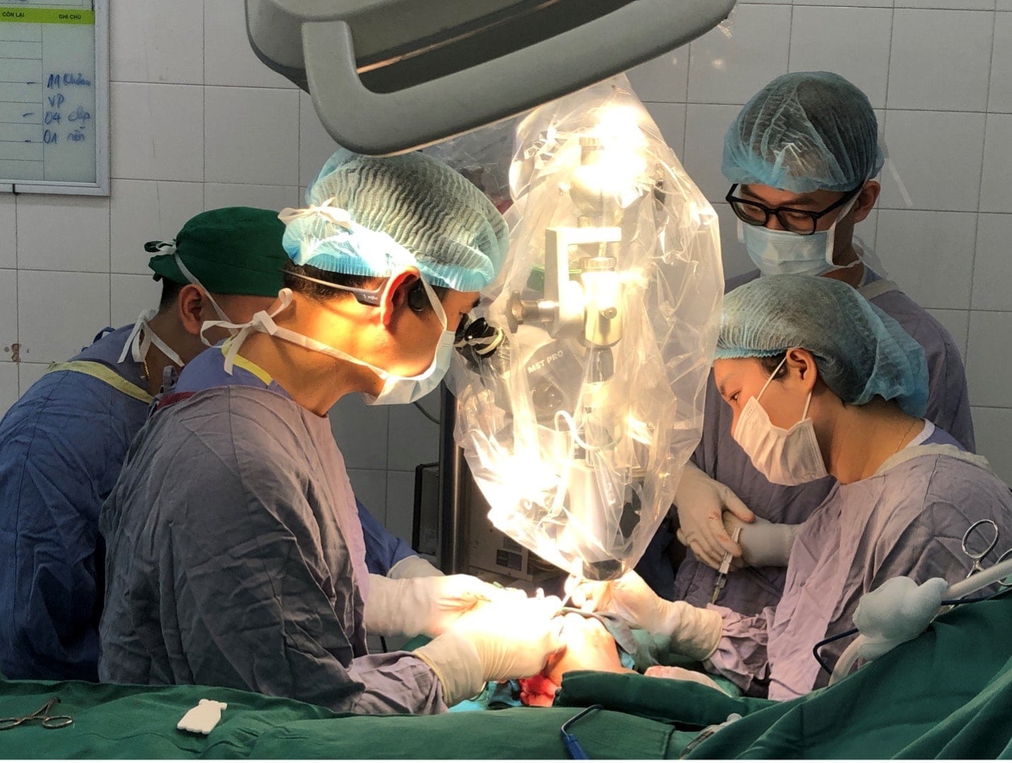 Lần đầu tiên bác sĩ Việt Nam vi phẫu thuật thành công 'cứu' ngón tay bệnh nhân đứt rời sau 25 giờ- Ảnh 1.