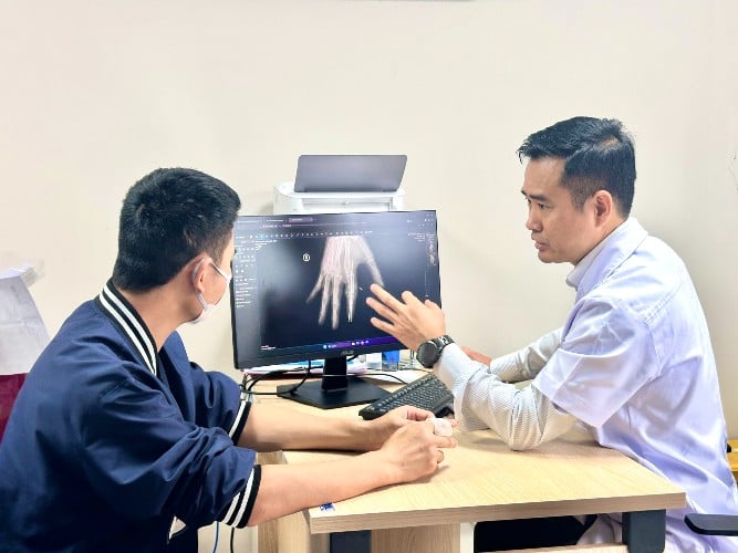 Lần đầu tiên bác sĩ Việt Nam vi phẫu thuật thành công 'cứu' ngón tay bệnh nhân đứt rời sau 25 giờ- Ảnh 3.