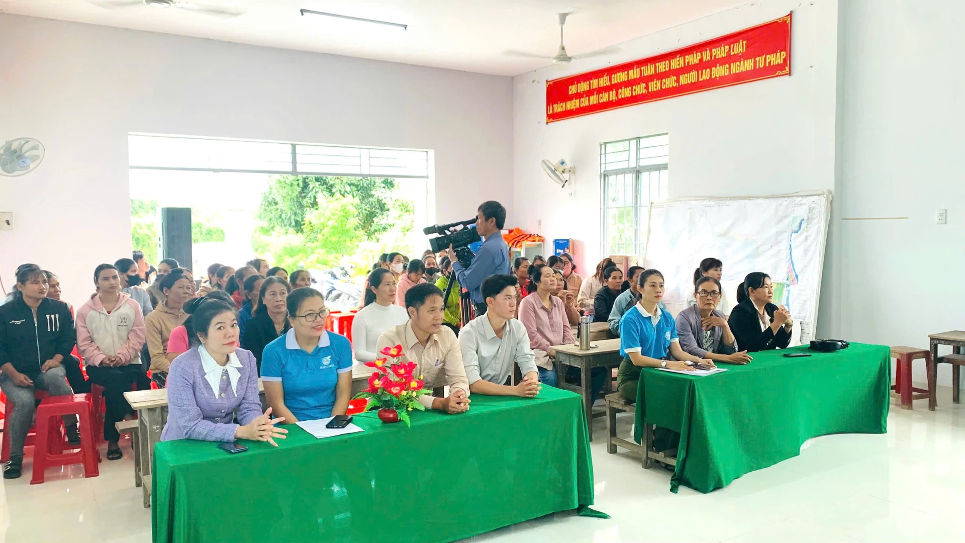 Lansman törenine delegeler ve kadın üyeler katıldı.