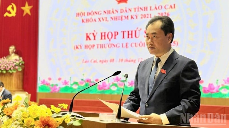 پارٹی کی مرکزی کمیٹی کے متبادل رکن کامریڈ ٹرین ویت ہنگ، صوبائی پارٹی کمیٹی کے سیکرٹری، لاؤ کائی صوبے کی پیپلز کونسل کے چیئرمین نے اجلاس سے خطاب کیا۔ (تصویر: THANH SON)