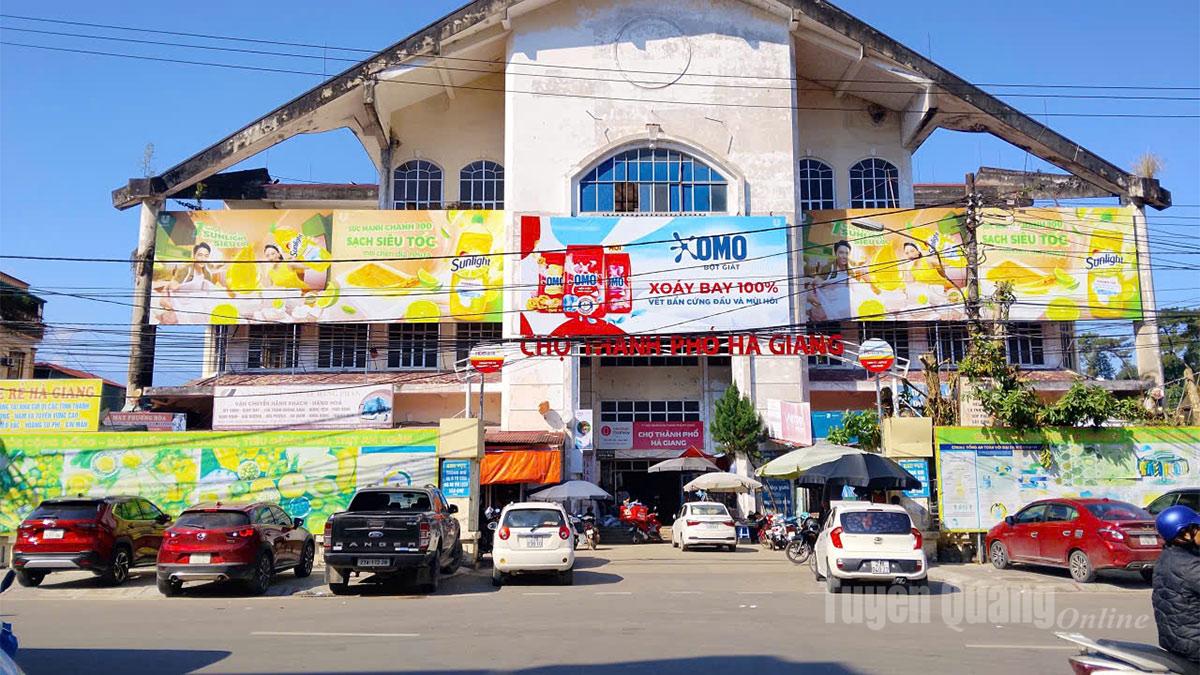 Pasar sentral distrik Ha Giang 2 memiliki 3 lantai, hampir 300 kios dan banyak area bisnis, dan dulunya merupakan tempat perdagangan yang ramai dan efektif.
