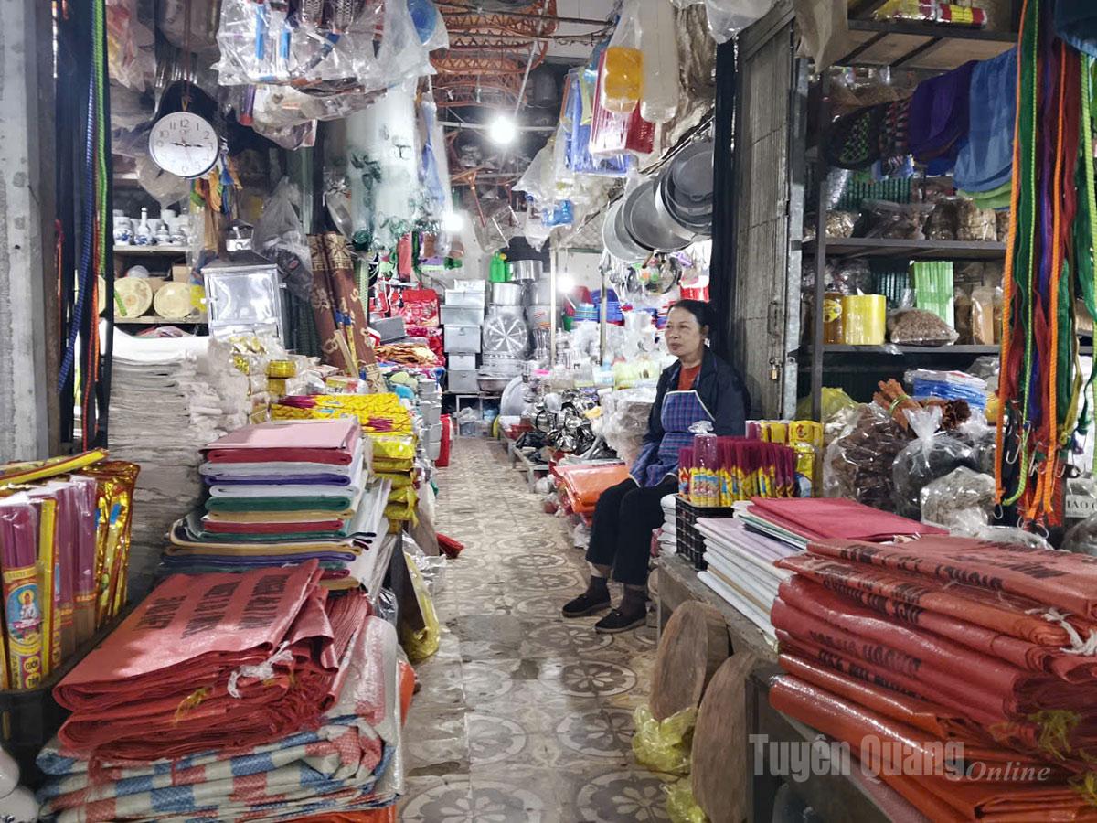 Meskipun beragam jenis barang tersedia, suasana belanja di sini agak sepi beberapa tahun terakhir. Banyak pedagang mengatakan jumlah pelanggan telah menurun drastis dibandingkan sebelumnya.