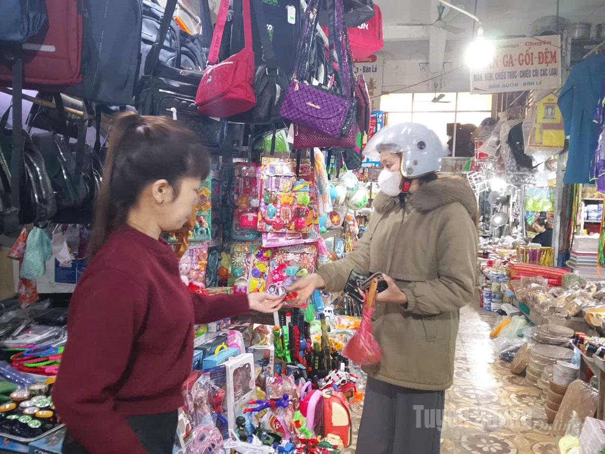 Kios-kios kelontong di lantai pertama, bahkan di akhir pekan, hanya dikunjungi sedikit pelanggan.