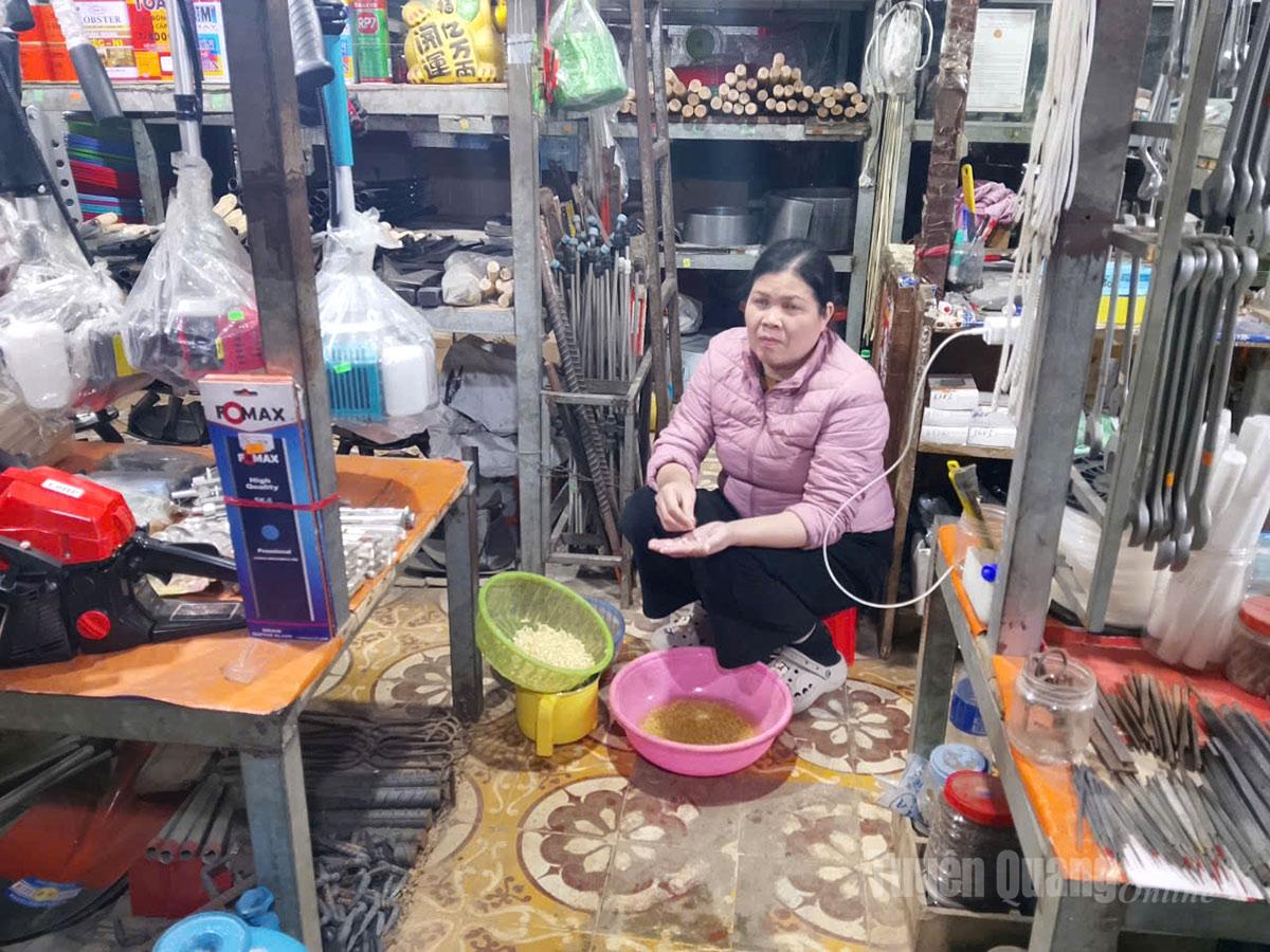 Di deretan toko besi di dalam, juga terdapat sedikit pelanggan, sehingga pedagang memanfaatkan kesempatan itu untuk menyiapkan makanan untuk makan siang.