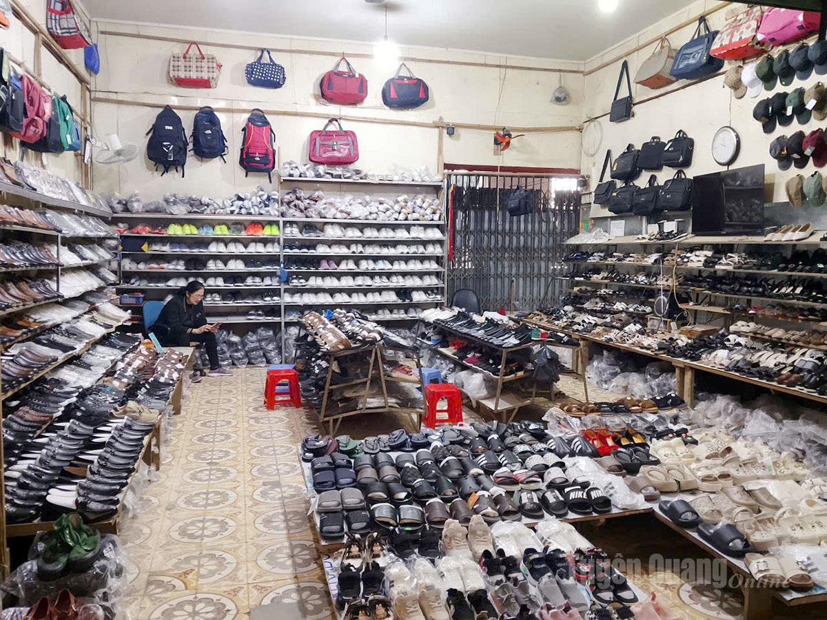 Para pedagang terbiasa duduk diam menunggu pelanggan. Beberapa mengaku hanya menjual 1-2 barang dengan harga puluhan ribu dong sepanjang pagi.