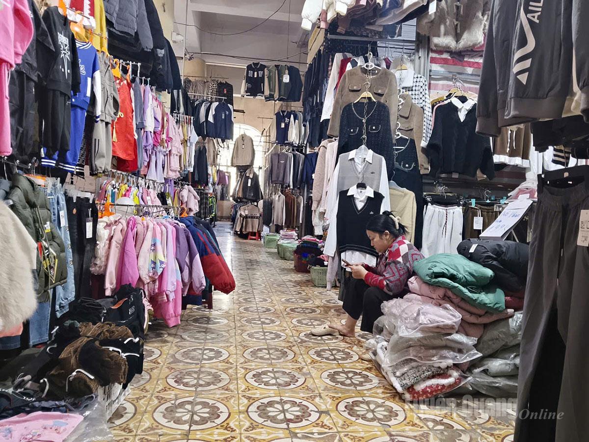 Di lantai dua yang biasanya dipadati pengunjung yang berbelanja pakaian, kini sudah mulai sepi pengunjung.