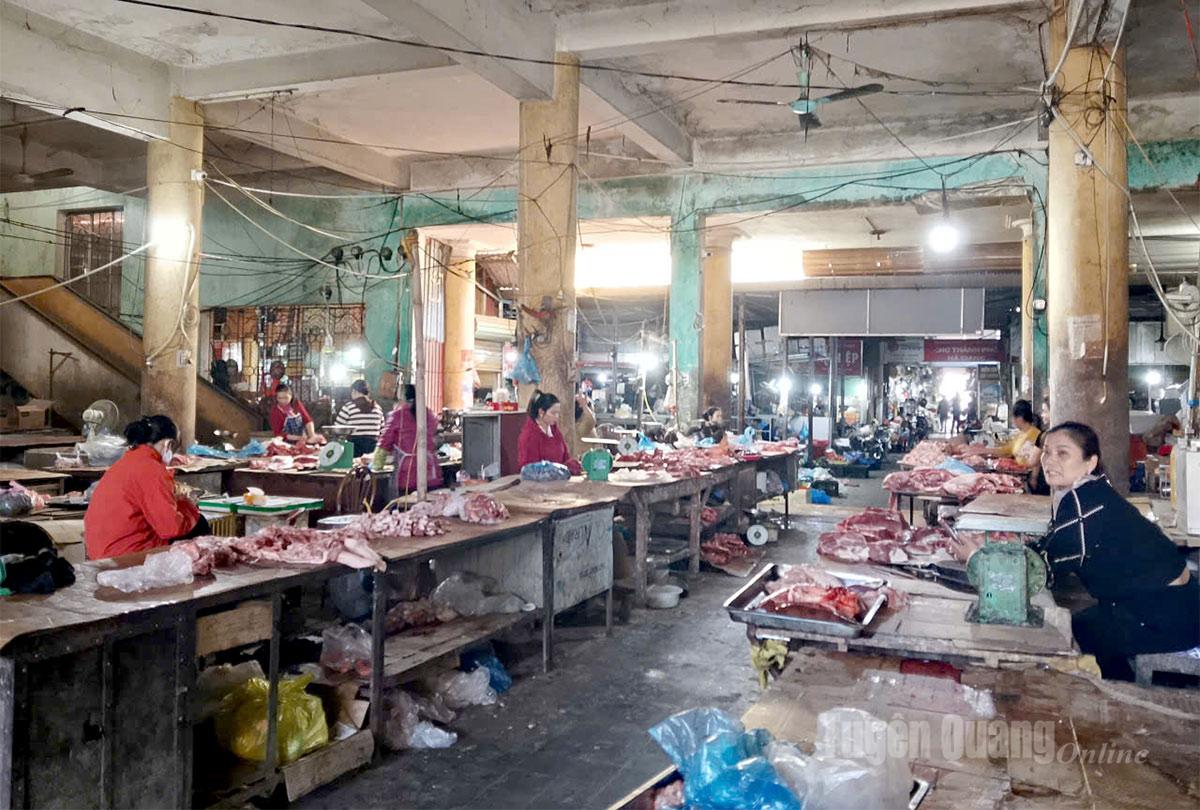 Kios-kios daging babi juga hanya memiliki sedikit pelanggan, sehingga beberapa pedagang membiarkan barang dagangan mereka tidak terjual.