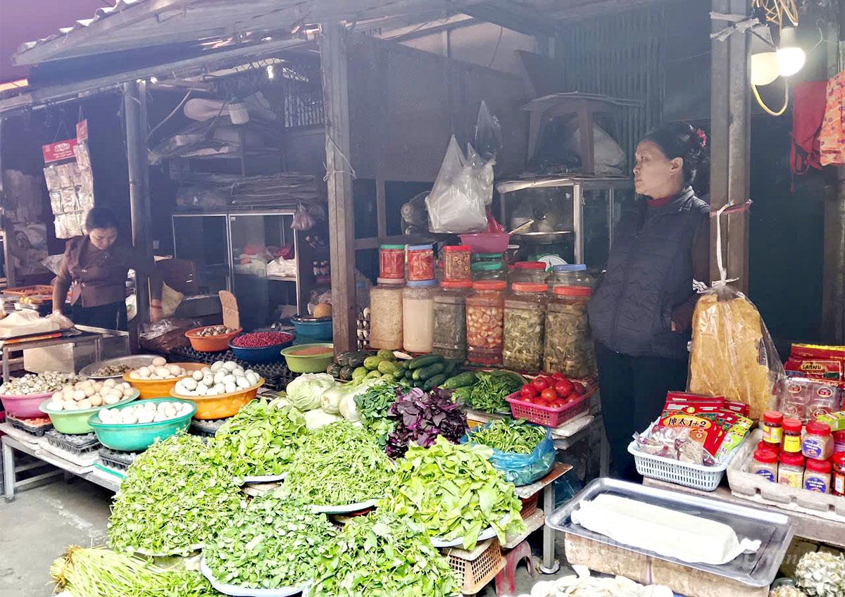 Seorang pedagang sayur mengatakan bahwa karena banyaknya pedagang kaki lima di luar, semakin sedikit orang yang membeli sayur di pasar.