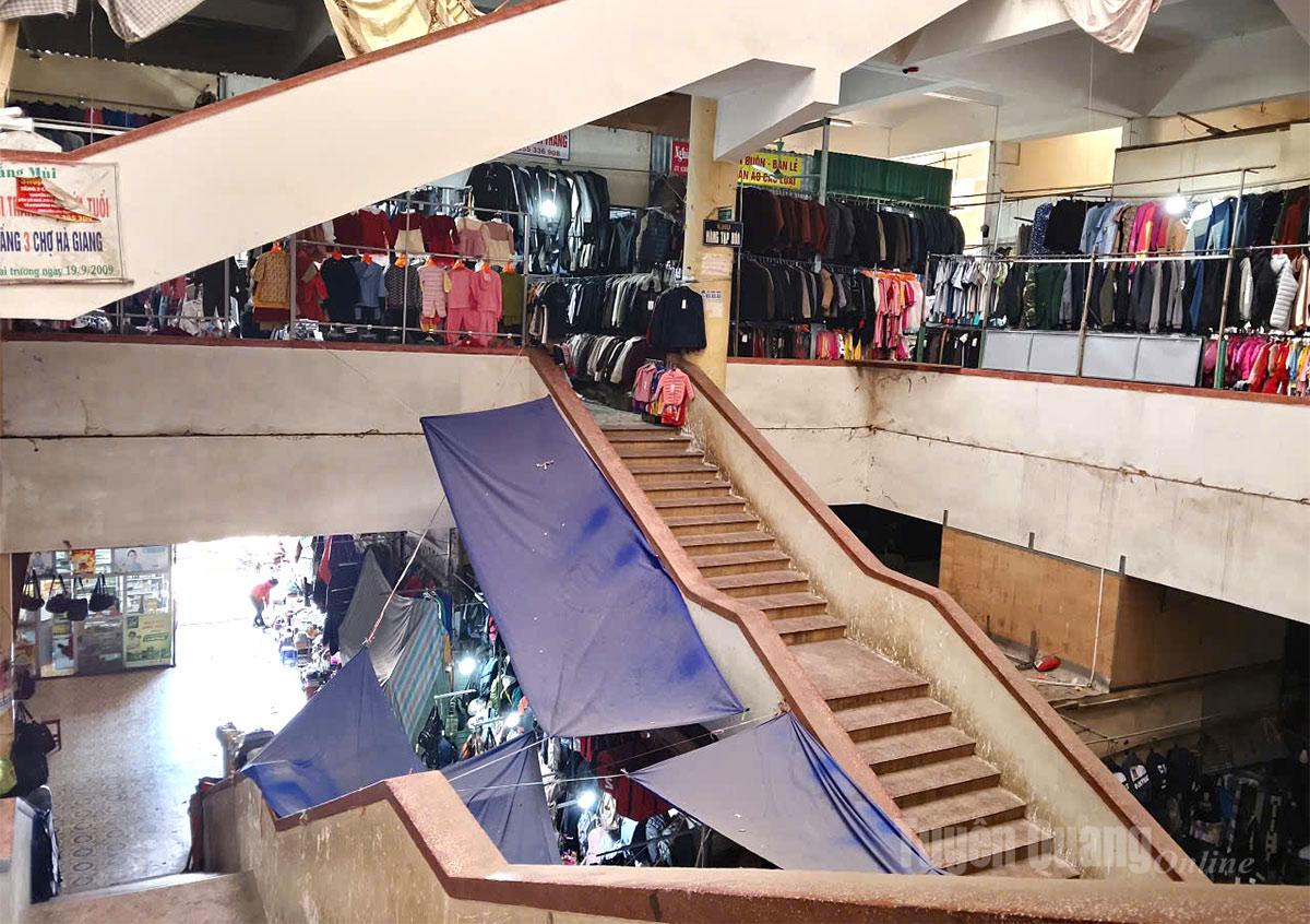 Menghadapi minimnya pelanggan, pedagang kecil ingin mengurangi biaya sewa stan dan pajak. Di saat yang sama, mereka berupaya mencari cara untuk beradaptasi dengan kondisi perdagangan yang baru.