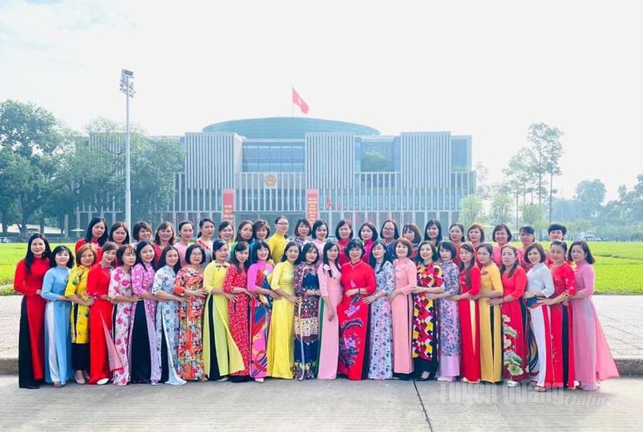 Perusahaan tersebut menyelenggarakan wisata dan perjalanan studi untuk Serikat Wanita di Hanoi.