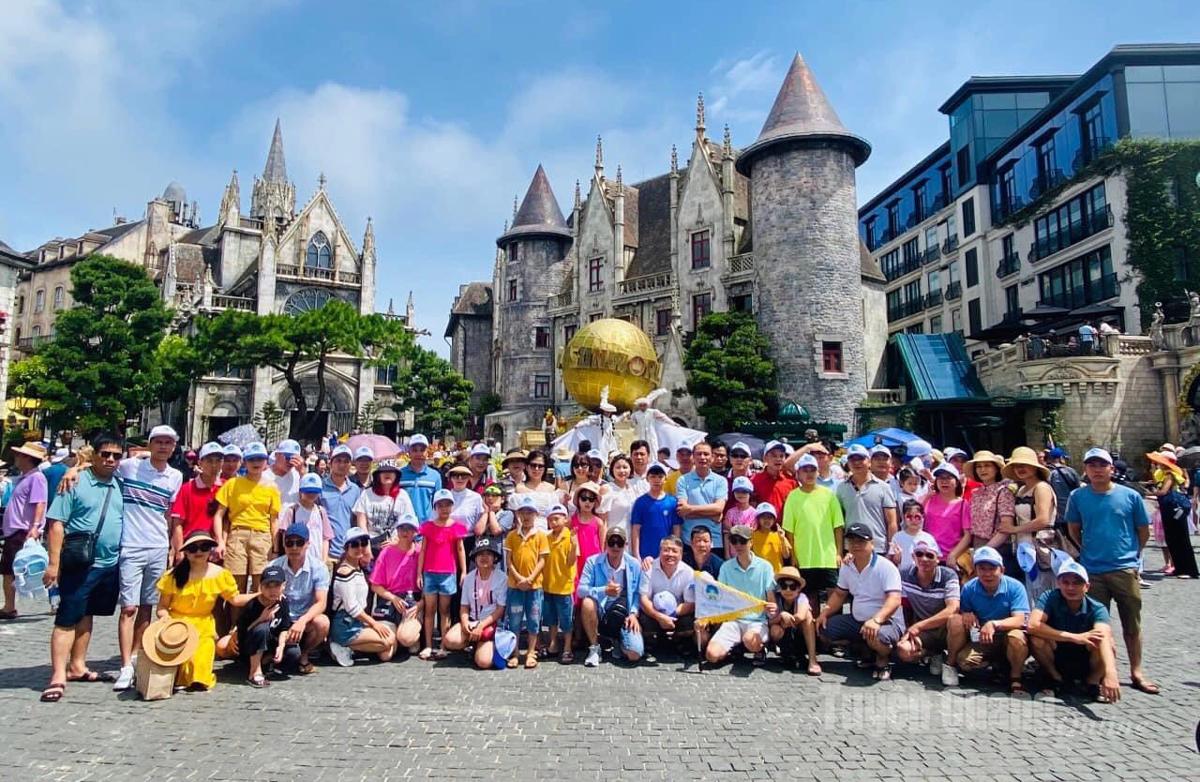 Perusahaan Gabungan Semen Tan Quang - VVMI menyelenggarakan perjalanan dan liburan bagi pejabat dan karyawan.