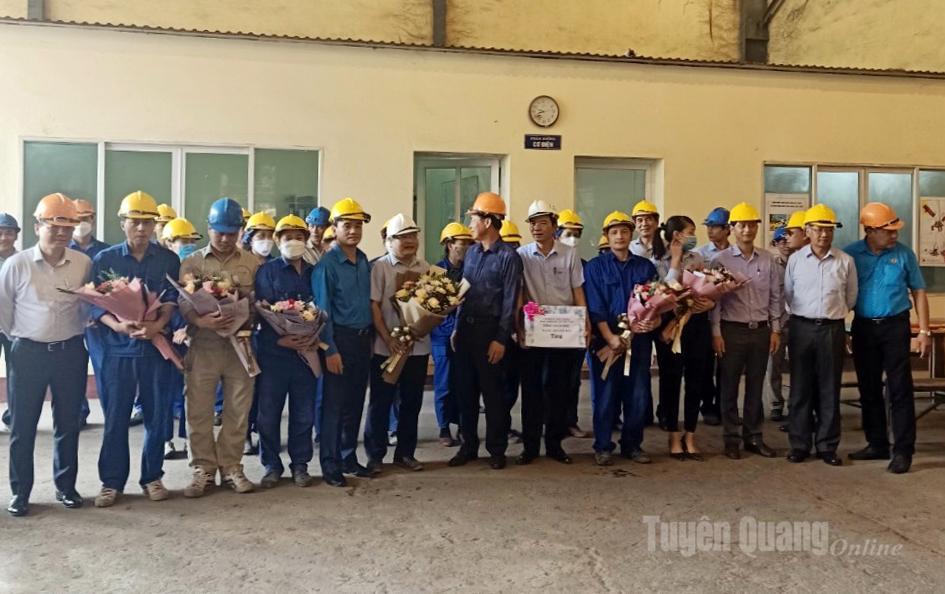 Para pemimpin perusahaan mengunjungi dan memberikan hadiah kepada para pekerja selama Bulan Pekerja.