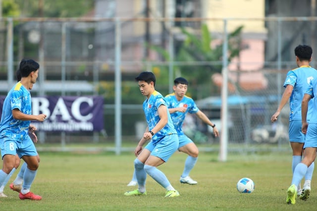 Humor: Vietnams U23-stjerne «jukser» uten hell, lagkameratene er ekstremt «sinte» - Bilde 1. Hài hước: Ngôi sao U.23 Việt Nam 'gian lận' bất thành, đồng đội hết sức ‘tức giận’- Ảnh 1.