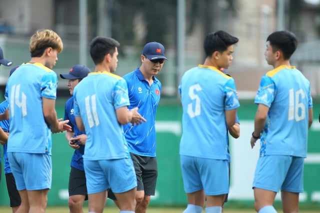 Humor: Vietnams U23-stjerne «jukser» uten hell, lagkameratene er ekstremt «sinte» - Bilde 8. Hài hước: Ngôi sao U.23 Việt Nam 'gian lận' bất thành, đồng đội hết sức ‘tức giận’- Ảnh 8.