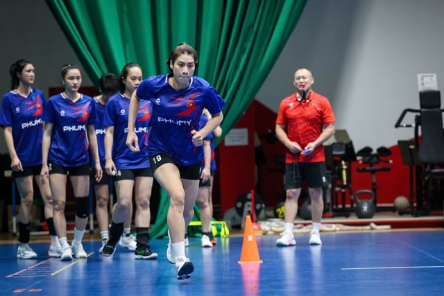 Die Trainerin der vietnamesischen Volleyball-Frauenmannschaft verkündet gute Neuigkeiten über Thanh Thuy, ist aber besorgt über die „seltsame“ Spielzeit – Foto 4. HLV đội bóng chuyền nữ Việt Nam báo tin vui về Thanh Thúy, lo ngại giờ đấu 'lạ'- Ảnh 4.