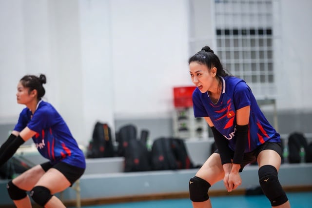 Die Trainerin der vietnamesischen Volleyball-Frauenmannschaft verkündet gute Neuigkeiten über Thanh Thuy, ist aber besorgt über die „seltsame“ Spielzeit – Foto 5. HLV đội bóng chuyền nữ Việt Nam báo tin vui về Thanh Thúy, lo ngại giờ đấu 'lạ'- Ảnh 5.