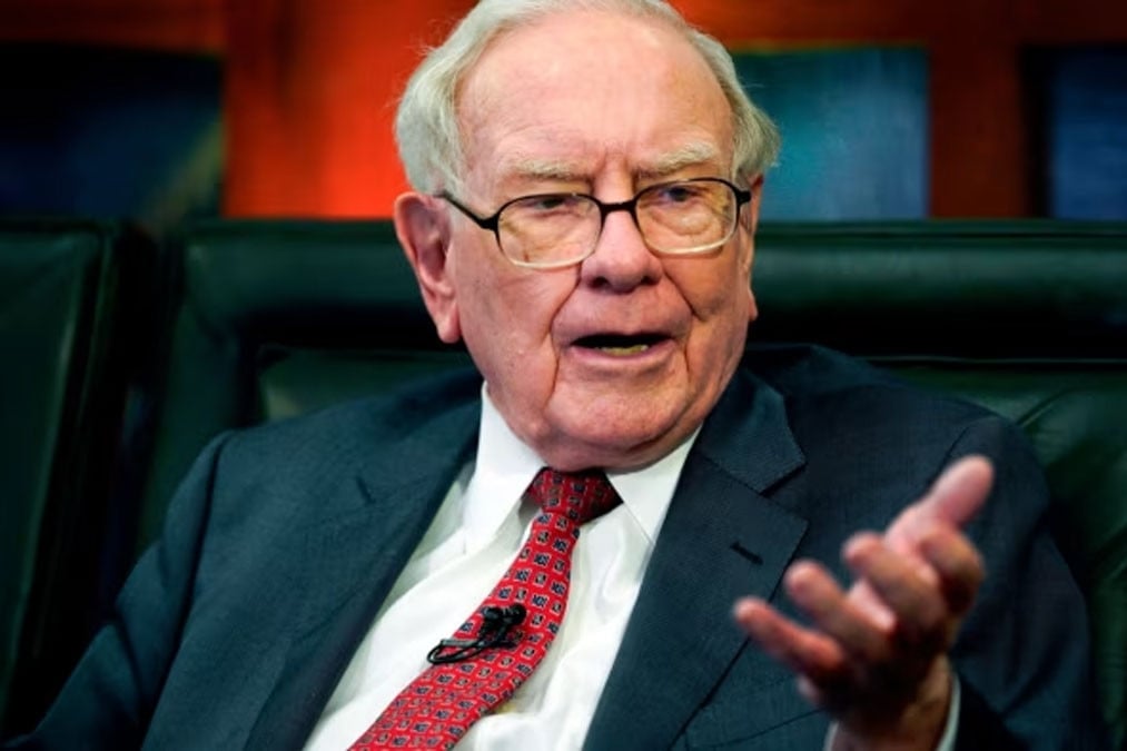Tỷ phú Warren Buffett: Tấm bằng không quyết định thành công ty phu warren buffett ra quyet dinh rung dong di san 1 65583.jpg