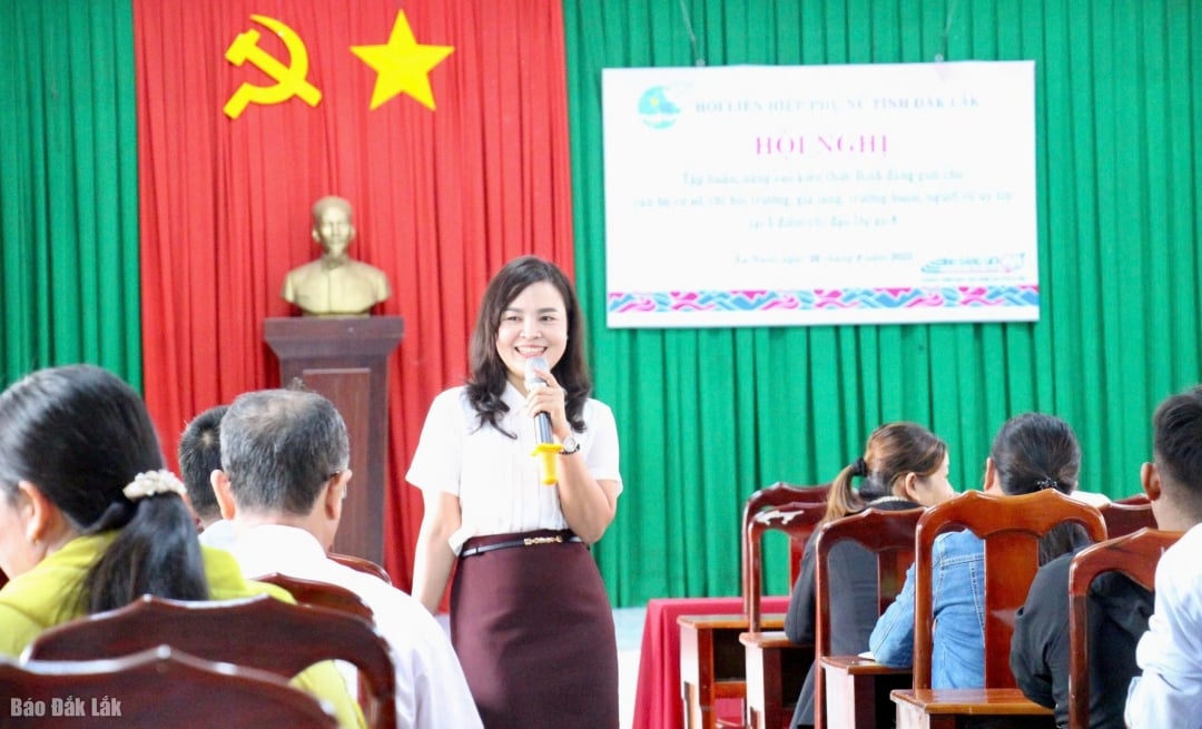 Kim Thoa Adrông, ständig vice ordförande för den provinsiella kvinnoförbundet, utbildar och förbättrar kunskapen om jämställdhet i Ea Nuol kommun.