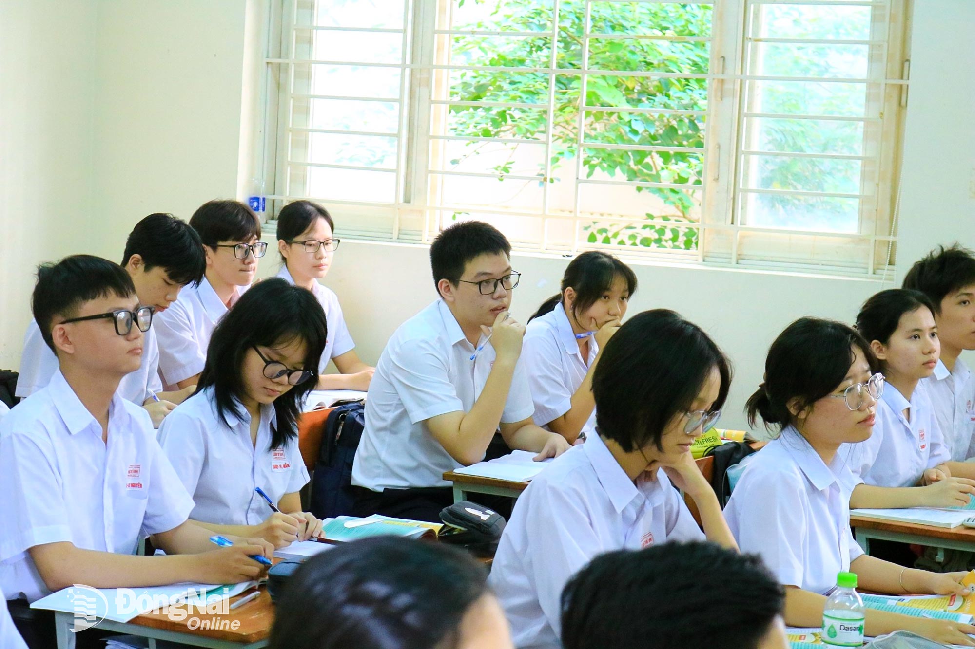 Bao Nam lyssnar uppmärksamt i en skolklass. Foto: Minh Hanh
