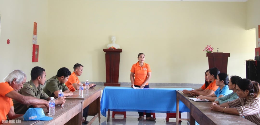 Kommunikationsteamet i byn Yang Lah 2 (Dak Lieng kommun) distribuerade propagandainnehåll om säker användning av sociala nätverk.