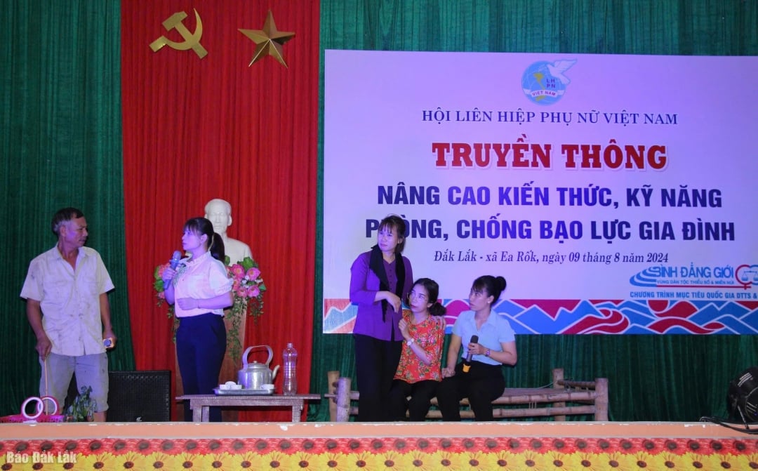 Kommunikation för att förbättra kunskap och färdigheter för att förebygga våld i hemmet i Ea Rok-kommunen.