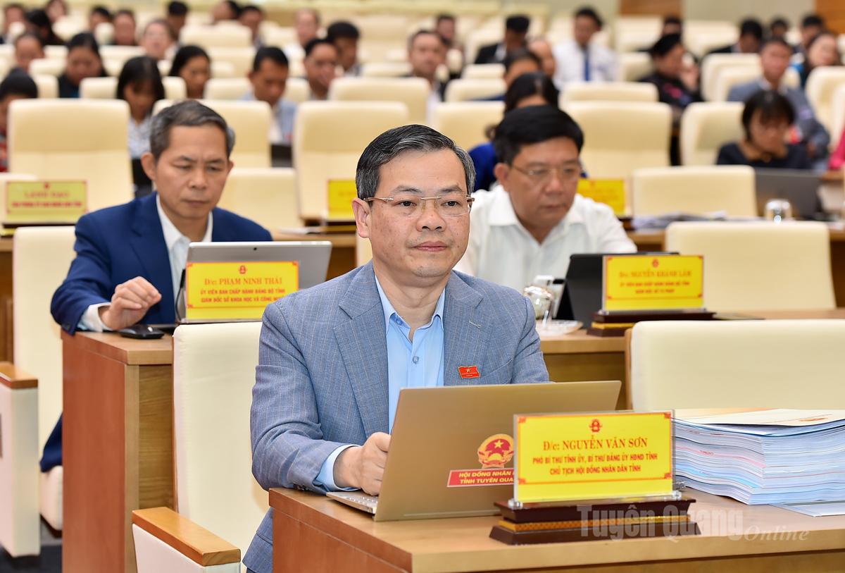 Товарищ Нгуен Ван Сон, председатель провинциального Народного совета в дискуссионной группе № 1.