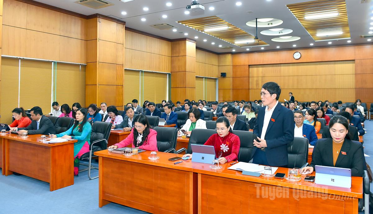 Делегаты участвуют в обсуждении в дискуссионной группе № 4.